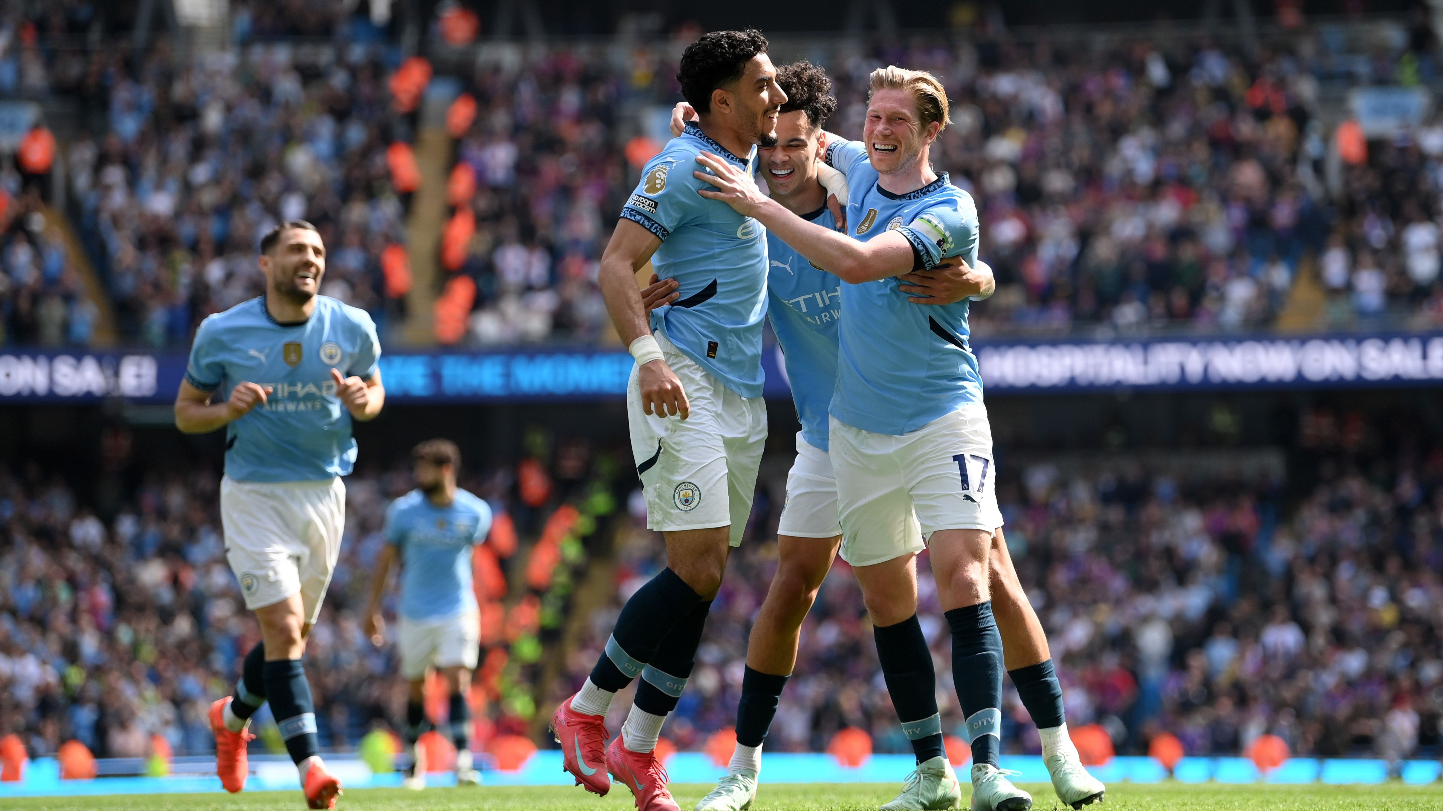 包含SKT不断突破！，德布劳内连续十场比赛得分超过刷新纪录赛场气氛高涨的词条